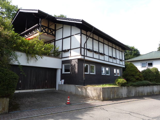 Großzügiges Einfamilienhaus mit Einliegerwohnung, Südterrasse und Doppelgarage