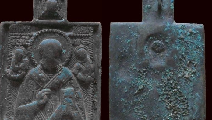 Vorder- und Rückseite der 26 Gramm schweren, patinierten Reiseikone